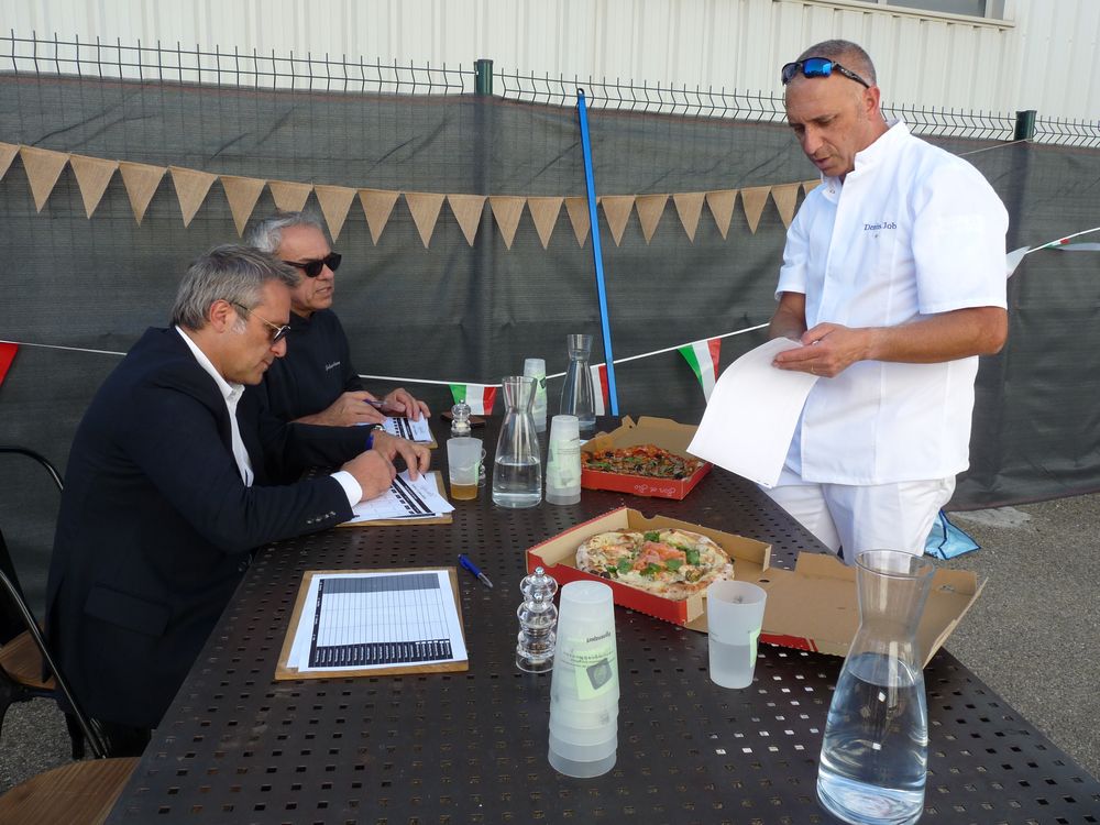 Dégustation lors du Pizza Contest en présence de Serge Ghoukassian et Denis Job, sacré meilleur pizzaiolo du monde